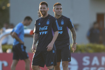 Buenos Aires, Argentina.- En las fotos tomadas el 14 de noviembre del 2023, la Selección Argentina, encabezada por Lionel Messi, durante una sesión de entrenamiento en Ezeiza, prepara la última doble fecha de Eliminatorias Sudamericanas del año, en la que enfrentará a Uruguay y Brasil. La Albiceleste, recibirá a la Celeste este jueves (16) en La Bombonera y visitará a Brasil el próximo martes en el Maracaná.