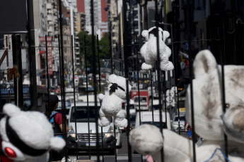 Buenos Aires, Argentina.- En las fotos tomadas el 6 de noviembre del 2023, unas 150 personas se reunieron en el Obelisco porteño para "visibilizar y empatizar" con la situación de las 240 personas que se encuentran secuestradas por el grupo Hamas desde el 7 de octubre pasado, a un mes del ataque contra Israel, donde confluyen distintas actividades, como la exposición de peluches con ojos vendados y un camión que lleva el rostro de los rehenes.