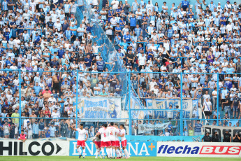 Tucumán, Argentina.- In the photos taken on November 27, 2023, during the match between Huracán and Atlético Tucumán at the Monumental José Fierro In the middle of the definition of Zone A of the LPF Cup, Huracán achieved a victory that will remain in its history, beating Atlético Tucumán 2-0 and advancing to the quarterfinals as first.