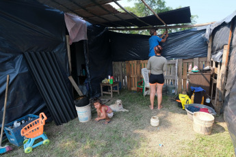 Corrientes, Argentina.- In the photos taken on November 8, 2023, Corrientes registers more than a thousand evacuees and a large number of self-evacuated families in riverside towns due to the rising of the Paraná and Uruguay rivers, reported the Defense Directorate of Civil Defense of the province, although they announced that the start of the downspout is expected, which would begin in 48 or 72 hours. The head of Civil Defense Operations, Orlando Bertoni, confirmed that those affected would exceed 1,200 people, including evacuees and self-evacuees.