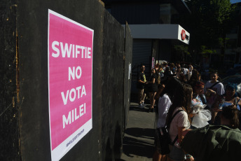 Buenos Aires, Argentina.- In the photos taken on November 10, 2023, they show the political advertising carried out within the framework of the concerts that Taylor Swift performs in Buenos Aires, Argentina. The pop figure became a major political issue ahead of the second round of the Argentine presidential elections. Some fans' posters read, "Swiftie does not vote for (Javier) Milei", "Milei is (Donald) Trump", became common slogans.