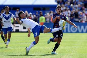 Buenos Aires, Argentina.- En las fotos tomadas el 5 de noviembre del 2023, durante el partido entre Vélez Sarsfield y Talleres de Córdoba en un partido válido por la fecha 12 de la Zona A en el estadio José Amalfitani. Vélez Sarsfield y Talleres de Córdoba igualaron 1-1. Rodrigo Garro y Claudio Aquino, ambos en el primer tiempo, marcaron los goles. El VAR, a cargo de Mauro Vigilano anuló un tanto que Lautaro Ovando marcaba para la visita.