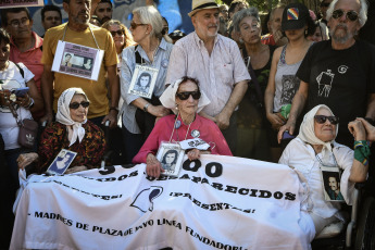 Buenos Aires, Argentina.- En las fotos tomadas el 23 de noviembre del 2023, cientos de activistas acompañaron la tradicional ronda de las Madres de Plaza de Mayo, la organización que reclama por los desaparecidos de la dictadura en Argentina (1976-83) y que denuncia el "negacionismo" del futuro gobierno de Javier Milei. Con sus característicos pañuelos blancos en la cabeza, las Madres recordaron también a la que fue su presidenta, Hebe de Bonafini, fallecida hace un año.