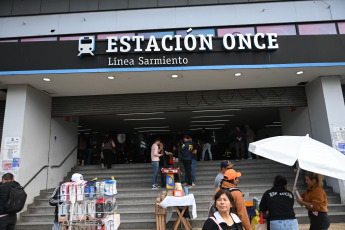 Buenos Aires, Argentina.- In the photos taken on November 8, 2023, the services of the Roca and Sarmiento railway lines operate with delays and cancellations due to bomb threats being received, one of them at the Once terminal, reported the company Trenes Argentinos. The City Police reported that after 7 o'clock two phone calls came in from the same number warning about an alleged explosive device at the Once station.