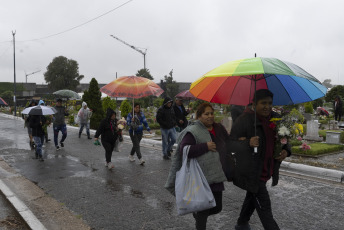 Buenos Aires, Argentina.- In the photos taken on November 2, 2023, families celebrated the Day of the Dead in the rain at the Flores cemetery in Buenos Aires, Argentina. Between calacas, altars and tours, Argentines participated in the celebration of the Day of the Dead with an offer of murals, videos and altars consecrated to the memory of their family and friends.