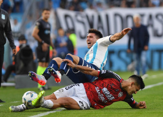 Buenos Aires, Argentina.- In the photos taken on November 5, 2023, during the match between Racing Club and Central Córdoba of Santiago del Estero, on date 12 of the Professional League Cup at the Presidente Perón Stadium. Racing drew 1-1 in Avellaneda with Central Córdoba from Santiago del Estero. The match featured goals from Roger Martínez and Mateo Sanabria.