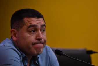 Buenos Aires, Argentina.- In the photos taken on November 28, 2023, during the press conference of the candidate for president of Boca, Juan Román Riquelme, who stated, "I feel lucky to be in this place," but that "I hope this man (pointing to Macri without naming him) lets the fans vote on Sunday." Meanwhile, outside the stadium, more than five thousand fans celebrated a rally in support of Riquelme as a presidential candidate against the Andrés Ibarra-Mauricio Macri opposition ticket.