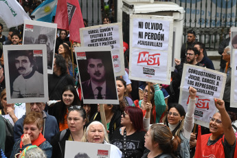 Rosario, Argentina.- En las fotos tomadas el 13 de noviembre del 2023, un tribunal federal comenzó a juzgar en Rosario a una veintena de civiles, policías y militares que el 20 de marzo de 1975 cometieron crímenes considerados de lesa humanidad contra trabajadores y ciudadanos en la ciudad santafesina de Villa Constitución. Una veintena de responsables civiles y del Estado, son juzgados por los delitos de "privación ilegítima de libertad, torturas, asociación ilícita y homicidios" cometidos contra trabajadores metalúrgicos y ciudadanos que se movilizaron en 1975.