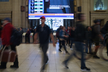 Buenos Aires, Argentina.- En las fotos tomadas el 9 de noviembre del 2023, las líneas de trenes Sarmiento, Roca, Urquiza y Belgrano Sur normalizan sus servicios luego de demoras y cancelaciones debido a falsas amenazas de bomba en las estaciones Once, Constitución, Lemos y Sáenz, informó la empresa Trenes Argentinos y Metrovías. También llegaron amenazas contra la Casa Rosada y dos colegios porteños. Para el gobierno, se trataron de falsas amenazas que buscan "generar miedo en la previa del balotaje", indicó el Ministro de Transporte, Diego Giuliano.