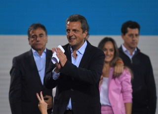 Buenos Aires.- En la foto tomada el 19 de noviembre de 2023, el candidato presidencial de Unión por la Patria (UxP), Sergio Massa, reconoció hoy la derrota en el balotaje frente al postulante de La Libertad Avanza (LLA); Javier Milei, a quien llamó para felicitarlo.