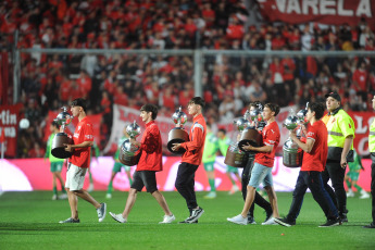 Buenos Aires, Argentina.- In the photos taken on November 12, 2023, during the match between Independiente and Banfield in search of qualification to the quarterfinals of the Professional Football League (LPF) Cup, within continuity of the 13th date of Zone A. Independiente tied without goals with Banfield. El Rojo added a point to be one step away from the quarterfinals of the League Cup and El Taladro took no risks, after guaranteeing a stay in the First Division next season.