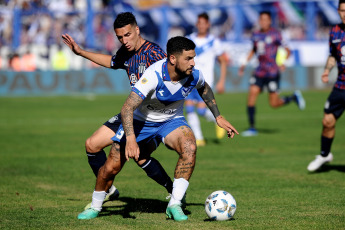 Buenos Aires, Argentina.- In the photos taken on November 5, 2023, during the match between Vélez Sarsfield and Talleres de Córdoba in a match valid for date 12 of Zone A at the José Amalfitani stadium. Vélez Sarsfield and Talleres de Córdoba tied 1-1. Rodrigo Garro and Claudio Aquino, both in the first half, scored the goals. The VAR, led by Mauro Vigilano, annulled a goal that Lautaro Ovando scored for the visit.