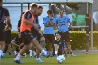 Buenos Aires, Argentina.- In the photos taken on November 14, 2023, the Argentine National Team, led by Lionel Messi, during a training session in Ezeiza, prepares the last double date of the South American Qualifiers of the year, in which it will face Uruguay and Brazil. The Albiceleste will host the Celeste this Thursday (16) at La Bombonera and will visit Brazil next Tuesday at the Maracaná.