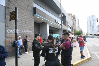 Buenos Aires, Argentina.- In the photos taken on November 8, 2023, the services of the Roca and Sarmiento railway lines operate with delays and cancellations due to bomb threats being received, one of them at the Once terminal, reported the company Trenes Argentinos. The City Police reported that after 7 o'clock two phone calls came in from the same number warning about an alleged explosive device at the Once station.