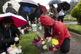 Buenos Aires, Argentina.- En las fotos tomadas el 2 de noviembre del 2023, familias celebraron bajo la lluvia el Día de los Muertos en el cementerio de Flores en Buenos Aires, Argentina. Entre calacas, altares y recorridos, argentinos participaron de la celebración del Día los Muertos con una oferta de murales, videos y altares consagrados a la memoria de sus familiares y amigos.