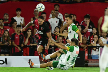 Rosario, Argentina.- In the photos taken on November 27, 2023, during the match between Newell's and Defensa y Justicia at the Marcelo Bielsa stadium in Parque de la Independencia. Newell's beat Defensa y Justicia 3-0 at the close of Gabriel Heinze's technical cycle. A double from Francisco González and a goal from Gustavo Velázquez were the goals for La Lepra.