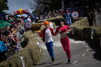 Buenos Aires, Argentina.- In the photos taken on November 12, 2023, people participate in the Crazy Car Race in Buenos Aires. The event included 30 vehicles that competed in the descent of Carlos Pellegrini and Avenida del Libertador, in the Retiro neighborhood of Buenos Aires, before more than 30,000 spectators who were motorsport fans.