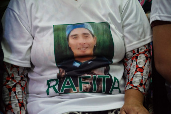 Rio Negro, Argentina.- In the photos taken on November 29, 2023, people wait for the verdict of the Federal Oral Court (TOF) of General Roca, in the trial for the murder of the young Mapuche Rafael Nahuel committed on November 25 2017, during an operation by the Albatros Group on a property in dispute between the Lafken Winkul Mapu Mapuche community and the National Parks Directorate in Villa Mascardi, Bariloche.