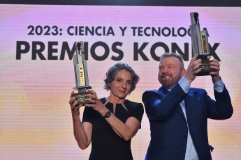 Buenos Aires, Argentina.- En las fotos tomadas el 31 de octubre del 2023, los premiados con el Konex de Brillante Sandra Díaz (izquierda), doctora en Ciencias Biológicas, y Gabriel Rabinovich (derecha), doctor en Ciencias Químicas, durante el Acto Culminatorio de la 44° entrega de los Premios Konex en el Centro Cultural de la Ciencia - C3 en la Ciudad de Buenos Aires. Científicos que se destacaron durante la última década fueron galardonados con los Premios Konex 2023 en la quinta entrega destinada a la Ciencia y Tecnología