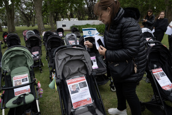 Buenos Aires, Argentina.- En las fotos tomadas el 1 de noviembre del 2023, mujeres se congregaron en Buenos Aires en un encuentro para reclamar la liberación de los más de 30 niños y niñas que el movimiento radical islámico Hamas mantiene como rehenes en la Franja de Gaza tras el ataque perpetrado en territorio de Israel, el sábado 7 de octubre.