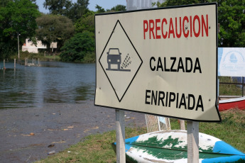 Corrientes, Argentina.- En las fotos tomadas el 8 de noviembre del 2023, Corrientes registra más de mil evacuados y gran cantidad de familias autoevacuadas en localidades ribereñas por la creciente de los ríos Paraná y Uruguay, informó la Dirección de Defensa de Defensa Civil de la provincia, aunque adelantaron que se espera el comienzo de la bajante, que comenzaría en 48 o 72 horas. El jefe de Operaciones de Defensa Civil, Orlando Bertoni, confirmó que los afectados superarían las 1200 personas entre evacuados y autoevacuados.