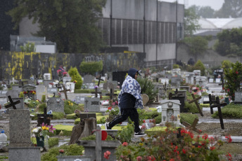 Buenos Aires, Argentina.- In the photos taken on November 2, 2023, families celebrated the Day of the Dead in the rain at the Flores cemetery in Buenos Aires, Argentina. Between calacas, altars and tours, Argentines participated in the celebration of the Day of the Dead with an offer of murals, videos and altars consecrated to the memory of their family and friends.