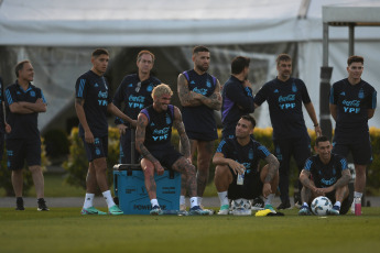 Buenos Aires, Argentina.- In the photos taken on November 14, 2023, the Argentine National Team, led by Lionel Messi, during a training session in Ezeiza, prepares the last double date of the South American Qualifiers of the year, in which it will face Uruguay and Brazil. The Albiceleste will host the Celeste this Thursday (16) at La Bombonera and will visit Brazil next Tuesday at the Maracaná.