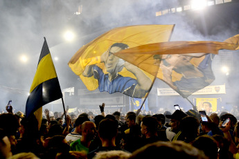 Buenos Aires, Argentina.- In the photos taken on November 28, 2023, thousands of Boca fans marched in support of Riquelme. At the request of the Macri-Ibarra duo, Justice decided to suspend the elections scheduled for this Sunday at the Boca Juniors club. The fans held a massive flag-waving in front of La Bombonera to demonstrate against the judicial intervention in the club's vote.