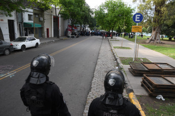 Buenos Aires, Argentina.- En las fotos tomadas el 31 de octubre del 2023, unas 600 personas resistían al intento de desalojo en Casa Santa Cruz, en el barrio porteño de Parque Patricios, donde viven 350 adultos y más de 100 niños, en medio de un megaoperativo de la Policía de la Ciudad. Las más de 100 familias llegaron a un acuerdo para postergar el desalojo ordenado por la Justicia y que se abra una mesa de trabajo durante un período máximos de seis meses, cuyo objetivo es encontrar una solución habitacional definitiva.