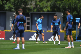 Buenos Aires, Argentina.- En las fotos tomadas el 20 de noviembre del 2023, el Seleccionado Argentino realiza el último entrenamiento antes de viajar a Brasil para jugar la 6ta fecha de las Eliminatorias Sudamericanas para el Mundial de 2026. El equipo que comanda Lionel Scaloni viene de una derrota el pasado jueves 2-0 ante Uruguay en La Bombonera y allí perdió su gran invicto de 25 partidos sin caídas.