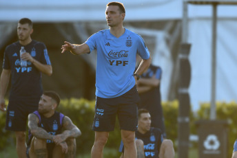 Buenos Aires, Argentina.- In the photos taken on November 14, 2023, the Argentine National Team, led by Lionel Messi, during a training session in Ezeiza, prepares the last double date of the South American Qualifiers of the year, in which it will face Uruguay and Brazil. The Albiceleste will host the Celeste this Thursday (16) at La Bombonera and will visit Brazil next Tuesday at the Maracaná.