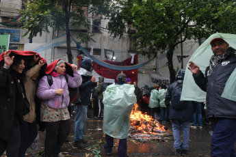 Buenos Aires, Argentina.- In the photos taken on October 31, 2023, about 600 people resisted the eviction attempt in Casa Santa Cruz, in the Buenos Aires neighborhood of Parque Patricios, where 350 adults and more than 100 children live, in the middle of a mega-operation of the City Police. The more than 100 families reached an agreement to postpone the eviction ordered by Justice and to open a working group for a maximum period of six months, whose objective is to find a definitive housing solution.