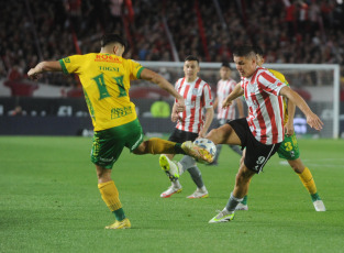 La Plata, Argentina.- In the photos taken on November 5, 2023, Estudiantes de La Plata faced Defensa y Justicia in the continuity of date 12 of Zone B in the Professional League Cup at the Jorge Luis Hirschi Stadium . Estudiantes de La Plata defeated Defensa y Justicia 2-1 Thanks to the goals of Franco Zapiola and Fernando Zuqui (Tomás Cardona scored a penalty), the La Plata team added three points for the fight to enter the Libertadores.