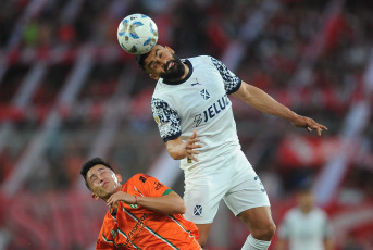 Buenos Aires, Argentina.- En las fotos tomadas el 12 de noviembre del 2023, durante el partido entre Independiente y Banfield en busca de la clasificación a cuartos de final de la Copa de la Liga Profesional de Fútbol (LPF), dentro de la continuidad de la 13ra. fecha de la Zona A. Independiente igualó sin goles con Banfield. El Rojo sumó un punto para quedar a un paso de los cuartos de final de la Copa de la Liga y el Taladro no corrió riesgos, luego de garantizarse una estadía en Primera División en la próxima temporada.