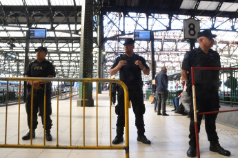 Buenos Aires, Argentina.- In the photos taken on November 9, 2023, the Sarmiento, Roca, Urquiza and Belgrano Sur train lines normalize their services after delays and cancellations due to false bomb threats at the stations Once, Constitución, Lemos and Sáenz, reported the company Trenes Argentinos y Metrovías. Threats also came against the Casa Rosada and two Buenos Aires schools. For the government, these were false threats that seek to "generate fear in the run-up to the runoff," said the Minister of Transportation, Diego Giuliano.