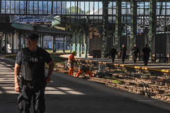 Buenos Aires, Argentina.- En las fotos tomadas el 9 de noviembre del 2023, las líneas de trenes Sarmiento, Roca, Urquiza y Belgrano Sur normalizan sus servicios luego de demoras y cancelaciones debido a falsas amenazas de bomba en las estaciones Once, Constitución, Lemos y Sáenz, informó la empresa Trenes Argentinos y Metrovías. También llegaron amenazas contra la Casa Rosada y dos colegios porteños. Para el gobierno, se trataron de falsas amenazas que buscan "generar miedo en la previa del balotaje", indicó el Ministro de Transporte, Diego Giuliano.