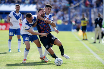 Buenos Aires, Argentina.- In the photos taken on November 5, 2023, during the match between Vélez Sarsfield and Talleres de Córdoba in a match valid for date 12 of Zone A at the José Amalfitani stadium. Vélez Sarsfield and Talleres de Córdoba tied 1-1. Rodrigo Garro and Claudio Aquino, both in the first half, scored the goals. The VAR, led by Mauro Vigilano, annulled a goal that Lautaro Ovando scored for the visit.