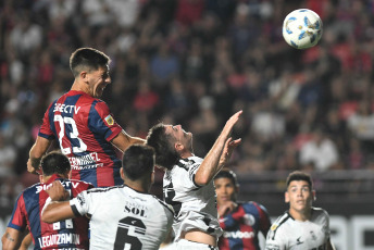 Buenos Aires, Argentina.- En las fotos tomadas el 27 de noviembre del 2023, durante el partido entre San Lorenzo y Central Córdoba en el Estadio Nuevo Gasómetro. San Lorenzo logró vencer a Central Córdoba por 2-0 gracias al gol de Jalil Elías y el cabezazo de Gastón Hernández y, gracias al empate de Estudiantes de La Plata ante Lanús, por lo que finalmente aseguró su regreso a la CONMEBOL Libertadores 2024.