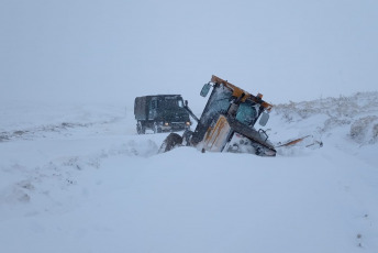 Neuquén, Argentina.- En las fotos tomadas el 20 de noviembre del 2023, Gendarmes rescataron a dos familias y trabajadores varados por una tormenta de nieve en Neuquén. En medio de la alerta por nieve y viento blanco hacia el interior neuquino, dos familias y trabajadores quedaron varados sobre la ruta provincial 13 que está cerrada al tránsito. Se trataba de una familia con un bebé recién nacido dado de alta junto a su madre en las horas previas; otra familia compuesta por cinco integrantes que ya no tenían combustible para calefaccionarse, y un grupo de trabajadores de la zona que también había sido sorprendido por el temporal.