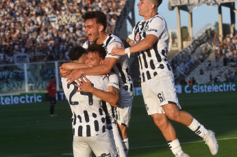 Córdoba, Argentina.- In the photos taken on November 26, 2023, during the match between Talleres and Independiente at the Mario Alberto Kempes Stadium. Independiente beat Córdoba 3-2, which allowed them to qualify for the quarterfinals of the League Cup as the leader of Zone A.