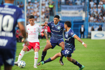 Tucumán, Argentina.- In the photos taken on November 27, 2023, during the match between Huracán and Atlético Tucumán at the Monumental José Fierro In the middle of the definition of Zone A of the LPF Cup, Huracán achieved a victory that will remain in its history, beating Atlético Tucumán 2-0 and advancing to the quarterfinals as first.