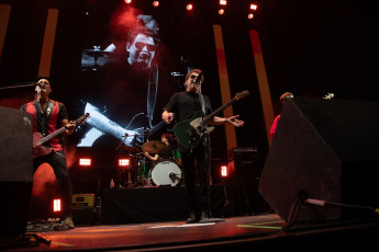 Buenos Aires, Argentina.- En las fotos tomadas el 15 de noviembre del 2023, Andrés Calamaro durante la primera de sus dos funciones en el Movistar Arena de Buenos Aires. Calamaro, ratificó que sigue portando la medalla de ser uno de los más grandes cancionistas que dio el rock argentino y uno de los más prolíficos creadores de éxitos arraigados en la memoria colectiva musical. El Salmón revisitó buena parte de su catálogo de clásicos y le rindió tributo a Diego Maradona.