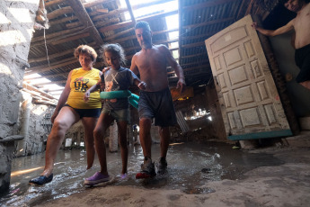 Corrientes, Argentina.- En las fotos tomadas el 8 de noviembre del 2023, Corrientes registra más de mil evacuados y gran cantidad de familias autoevacuadas en localidades ribereñas por la creciente de los ríos Paraná y Uruguay, informó la Dirección de Defensa de Defensa Civil de la provincia, aunque adelantaron que se espera el comienzo de la bajante, que comenzaría en 48 o 72 horas. El jefe de Operaciones de Defensa Civil, Orlando Bertoni, confirmó que los afectados superarían las 1200 personas entre evacuados y autoevacuados.