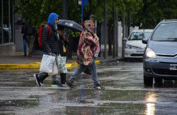 Neuquén, Argentina.- En las fotos tomadas el 2 de noviembre del 2023, muestra las calles de la ciudad de Neuquén en medio de las constantes lluvias. El Servicio Meteorológico Nacional, emitió una alerta de nivel rojo para una porción de la provincia de Misiones por probables lluvias y tormentas muy intensas. Desde la jornada del miércoles se vienen registrando lluvias y tormentas de variada intensidad sobre gran parte del país, especialmente en la franja central y gran parte del Litoral y noreste argentino.