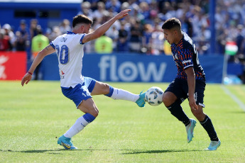 Buenos Aires, Argentina.- En las fotos tomadas el 5 de noviembre del 2023, durante el partido entre Vélez Sarsfield y Talleres de Córdoba en un partido válido por la fecha 12 de la Zona A en el estadio José Amalfitani. Vélez Sarsfield y Talleres de Córdoba igualaron 1-1. Rodrigo Garro y Claudio Aquino, ambos en el primer tiempo, marcaron los goles. El VAR, a cargo de Mauro Vigilano anuló un tanto que Lautaro Ovando marcaba para la visita.