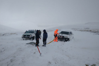 Neuquén, Argentina.- En las fotos tomadas el 20 de noviembre del 2023, Gendarmes rescataron a dos familias y trabajadores varados por una tormenta de nieve en Neuquén. En medio de la alerta por nieve y viento blanco hacia el interior neuquino, dos familias y trabajadores quedaron varados sobre la ruta provincial 13 que está cerrada al tránsito. Se trataba de una familia con un bebé recién nacido dado de alta junto a su madre en las horas previas; otra familia compuesta por cinco integrantes que ya no tenían combustible para calefaccionarse, y un grupo de trabajadores de la zona que también había sido sorprendido por el temporal.