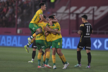 Buenos Aires, Argentina.- En las fotos tomadas el 23 de noviembre del 2023, durante el partido entre Defensa y Justicia y San Lorenzo en el estadio La Fortaleza, de Lanús en semifinales de la Copa Argentina. Defensa y Justicia venció 1-0 a San Lorenzo por lo que definirá el título y un cupo a la CONMEBOL Libertadores de 2024 con Estudiantes de La Plata, que eliminó a Boca Juniors. La final sería el miércoles 13 de diciembre.