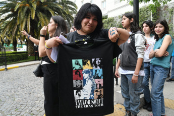 Buenos Aires, Argentina.- En las fotos tomadas el 8 de noviembre del 2023, algunos fans se congregaron en las afueras del Hotel Four Season, ubicado en el barrio porteño de Retiro donde Taylor Swift se hospeda desde su llegada. Este jueves, la artista dará el primero de los tres shows —9, 10 y 11 de noviembre— en el estadio de River Plate, con entradas agotadas, como parte de su gira The Eras Tour.