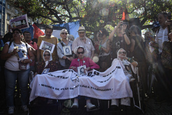 Buenos Aires, Argentina.- In the photos taken on November 23, 2023, hundreds of activists accompanied the traditional round of the Mothers of Plaza de Mayo, the organization that claims for those missing from the dictatorship in Argentina (1976-83) and that denounces the "denialism" of the future government of Javier Milei. With their characteristic white scarves on their heads, the Mothers also remembered their former president, Hebe de Bonafini, who died a year ago.