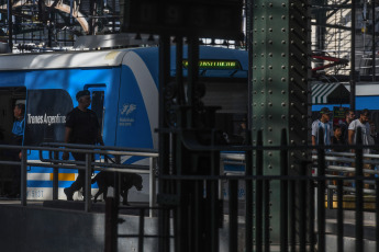 Buenos Aires, Argentina.- In the photos taken on November 9, 2023, the Sarmiento, Roca, Urquiza and Belgrano Sur train lines normalize their services after delays and cancellations due to false bomb threats at the stations Once, Constitución, Lemos and Sáenz, reported the company Trenes Argentinos y Metrovías. Threats also came against the Casa Rosada and two Buenos Aires schools. For the government, these were false threats that seek to "generate fear in the run-up to the runoff," said the Minister of Transportation, Diego Giuliano.